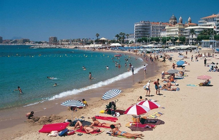 The central beach in Saint-Raphaël in the middle of the town